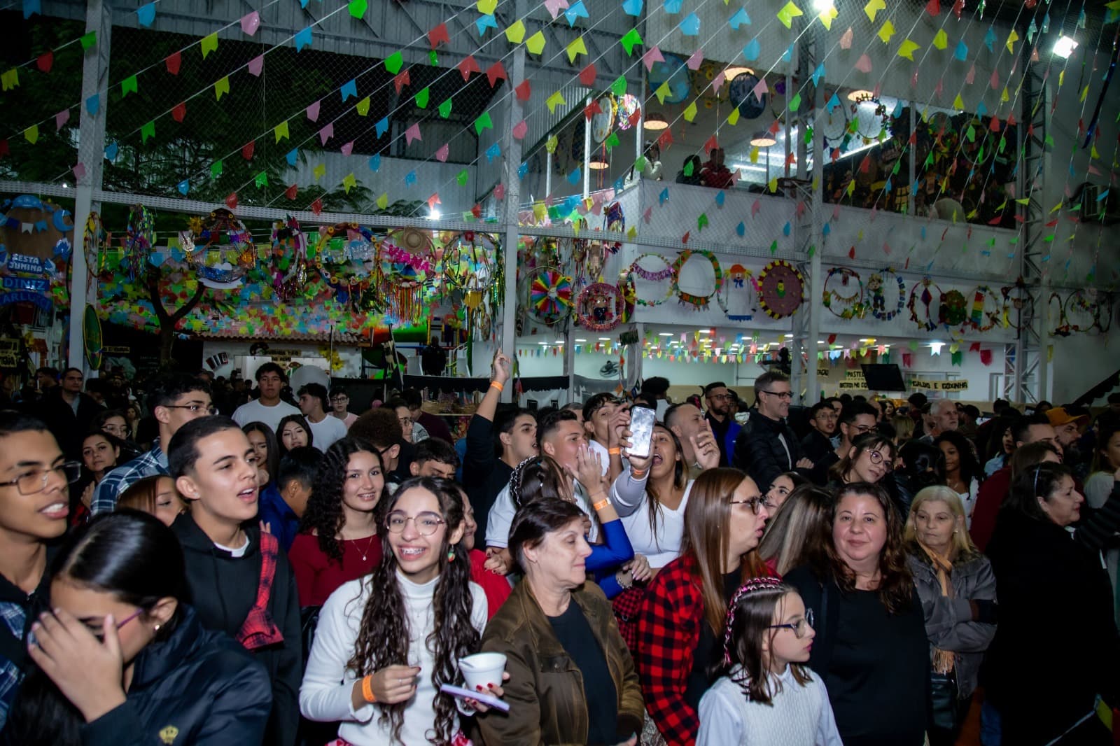 Quadra cheia de famílias no Arraiá Scaranne