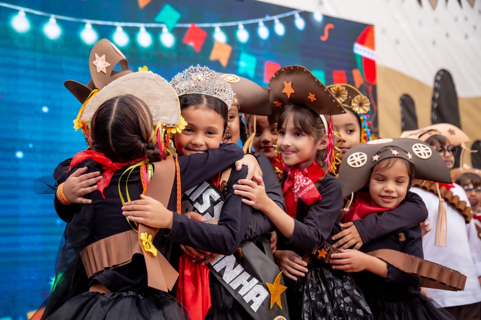 Alunas comemorando a coroação da rainha do Arraiá