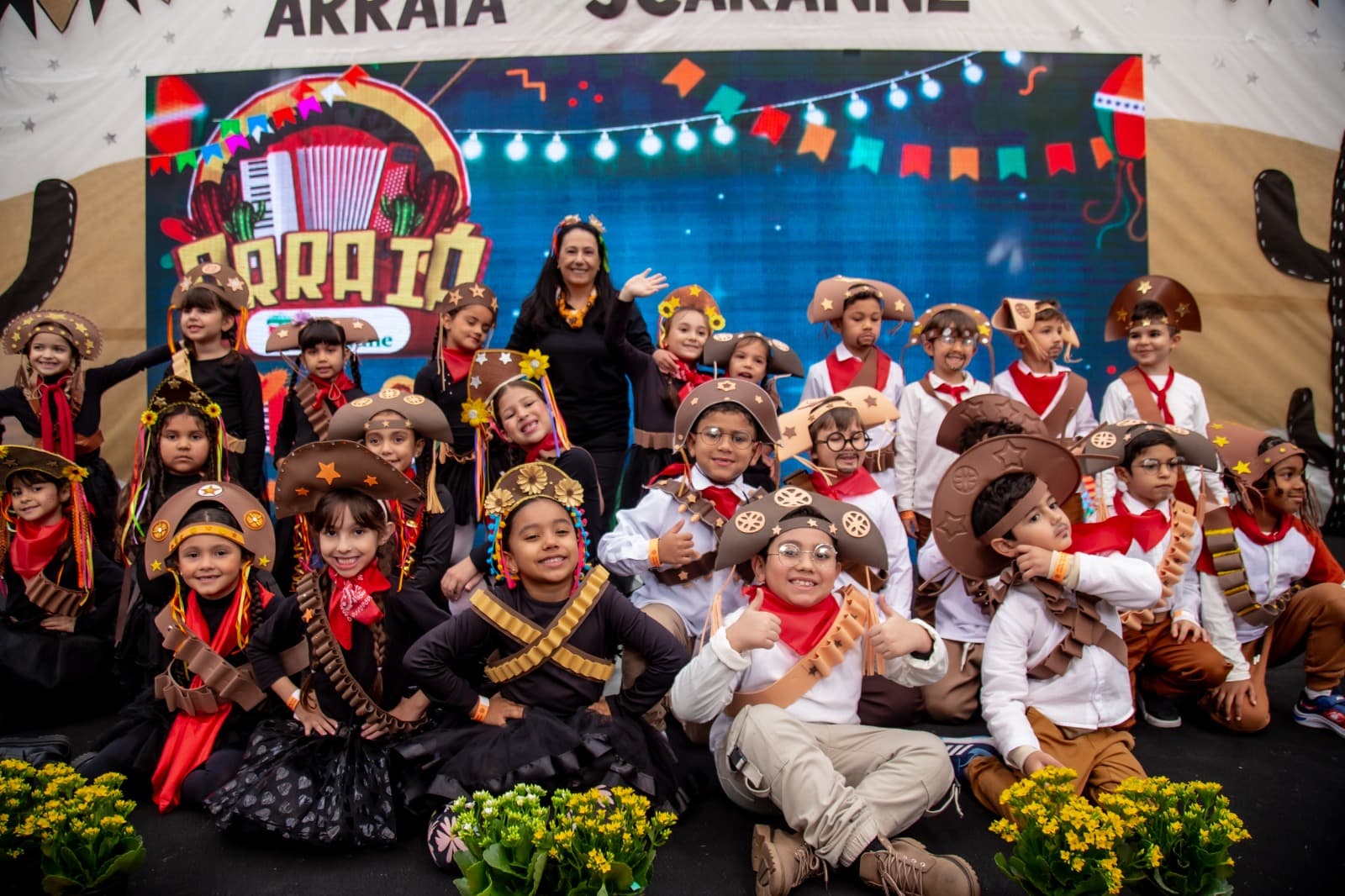 Turma fantasiada de cowboys e cowgirls no palco