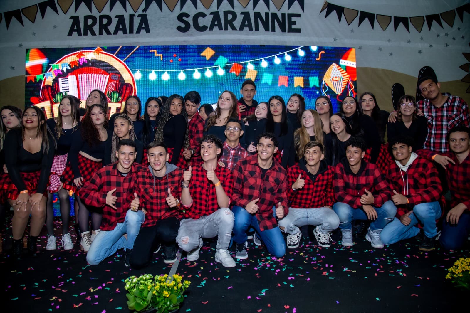 Adolescentes fantasiados de camisa xadrez no palco