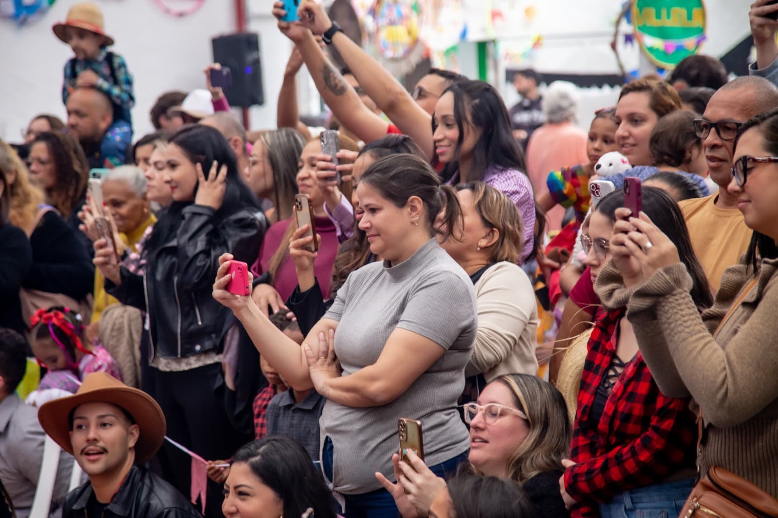 Público filmando as apresentações com o celular